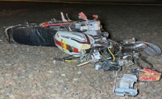 Motosikletiyle refüje çarptı