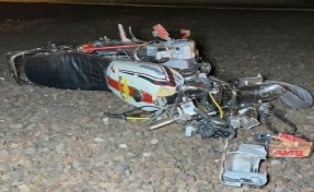Motosikletiyle refüje çarptı