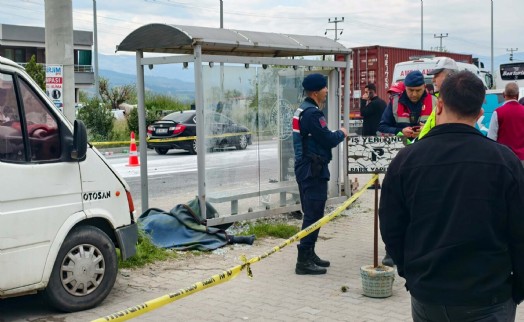 Otobüs ile minibüs çarpıştı: 1 ölü, 3 yaralı!