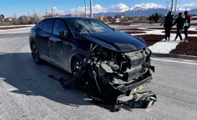 Otomobiller kavşakta çarpıştı: 1 yaralı