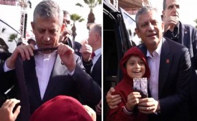 Urla’da gülümseten anlar... Özgür Özel kravatını isteyen çocuğu kırmadı