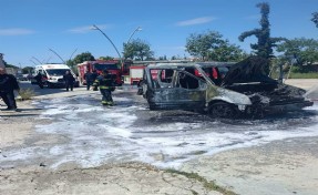 Park halindeki araç alev alev yandı