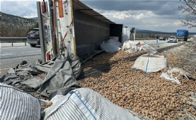Patates yüklü TIR devrildi
