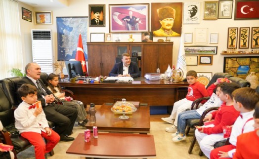 Seferihisar’da 23 Nisan coşkusu: Başkanlık koltuğu çocuklara emanet