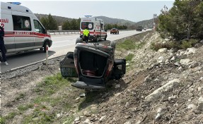 Takla atan otomobilde 2’si çocuk 4 kişi yaralandı