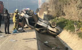 Takla atan otomobildeki 5 kişi yaralandı