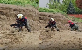 Torbalı'da çamura saplanan iki çocuğu itfaiye kurtardı