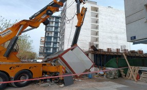 Vincin kırılan taşıma kolu, güvenlik kulübesine düştü; 3 işçi yaralandı!