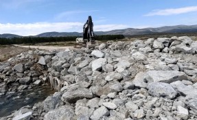 Yağış nedeniyle bozulan yol tamir edildi