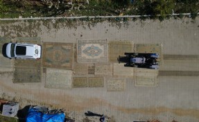 Yollarda eskitilip, antika görünümü kazandırılan Demirci halıları, Avrupa'ya ihraç ediliyor