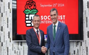 'Pedro Sanchez Özgür Özel'i reddetti' iddiasına çifte yalanlama