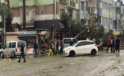 'Süper Hücre' fırtınası iki ili vurdu: 1 ölü 51 yaralı! 39 okulda eğitime ara verildi