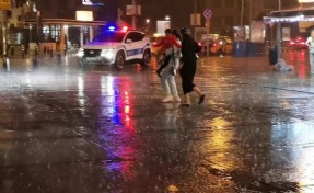 20 dakikalık sağanak İzmir'i vurdu!