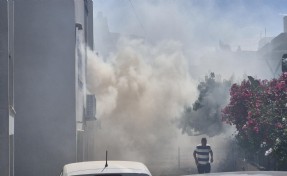 3 katlı binada yangın; çatıda mahsur kalan 2 kadın kurtarıldı