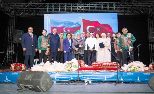 40 yıllık kardeşlik şarkılarla kutlandı