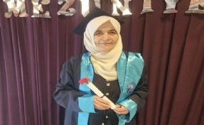 65 yaşında üniversiteden mezuniyet sevinci yaşadı
