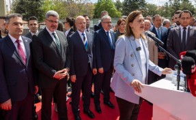 AK Parti'ye geçen Köksal'dan belediye önünde açıklama: Cumhurbaşkanımızın önderliğinde Afyon'u yeniden inşa edeceğiz!