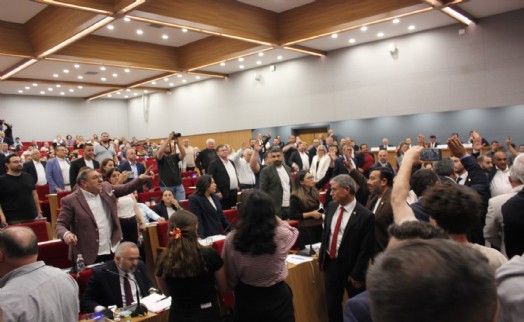 AK Partili Boztepe’nin ‘Karşıyaka’ yorumu kriz yarattı: İZSU Meclisi karıştı!