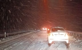 Afyonkarahisar'da 11 ilçede eğitime 'kar' engeli; ulaşımda aksamalar yaşandı