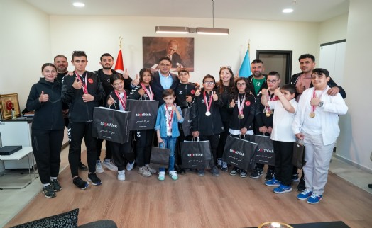 Aliağa’nın özel sporcularından atletizm ve yüzmede büyük başarı