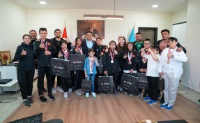 Aliağa’nın özel sporcularından atletizm ve yüzmede büyük başarı