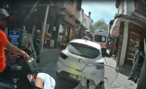 Ambulansa park engeli: Hastaya ulaşmak için kaldırıma çıktı! O anlar kamerada...