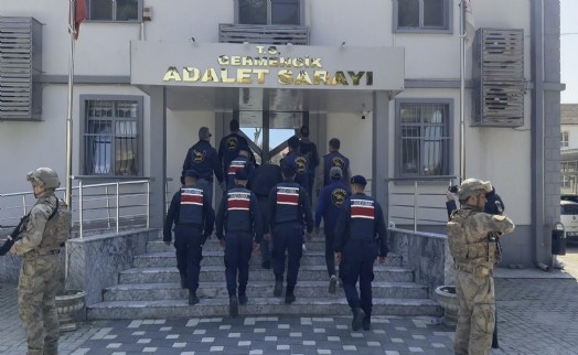 Annesini odunla başına vurup öldüren caninin arkadaşı da tutuklandı