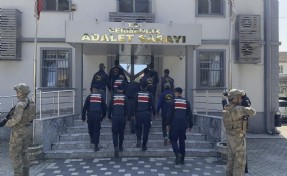 Annesini odunla başına vurup öldüren caninin arkadaşı da tutuklandı
