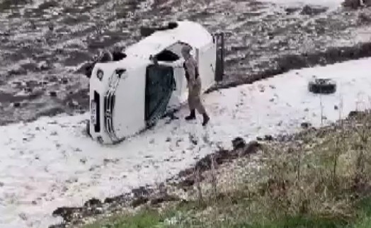 Askeri araç devrildi: 2 astsubay yaralandı