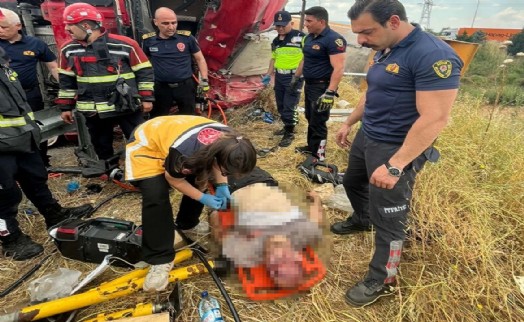 Aydın-Denizli otobanında TIR devrildi: 1 ölü