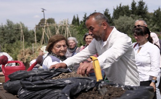 Bahçede dönüşüm başladı: Organik atıklar komposta dönüşüyor