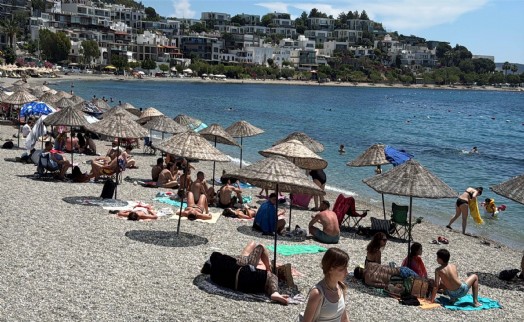 Bodrum'da bayram tatilinde sahillerde yoğunluk