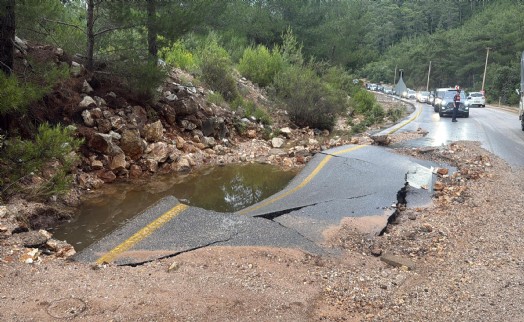 Bodrum’da ana su isale hattı patladı, uzun araç kuyrukları oluştu
