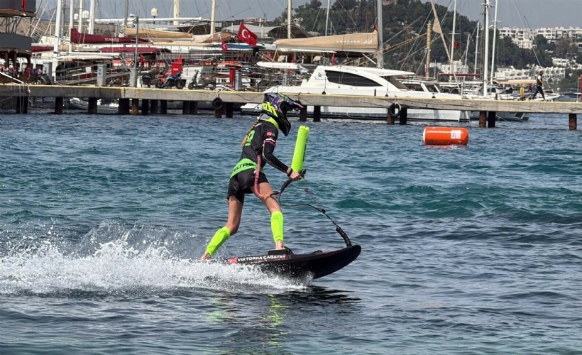Bodrum’da su jeti, flyboard ve motosurf yarışları nefes kesti