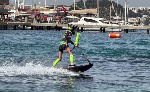 Bodrum’da su jeti, flyboard ve motosurf yarışları nefes kesti