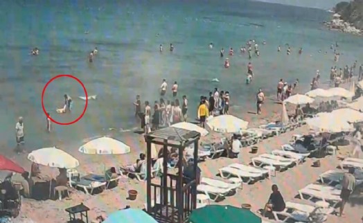 Boğulan Çinli turist kurtarıldı; o anlar kamerada