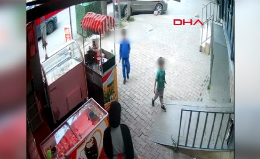 Bu çocuklara ne oluyor? Kediyi bıçaklayıp kendilerini uyaran kadının üstüne yürüdüler