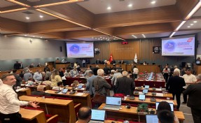 Büyükşehir meclisinde yeterli sayı sağlanamadı: Toplantı ertelendi!