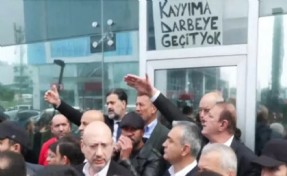 CHP Genel Merkezi önünde arbede çıktı: Kılıçdaroğlu'na yakın vekiller kapının önünde!