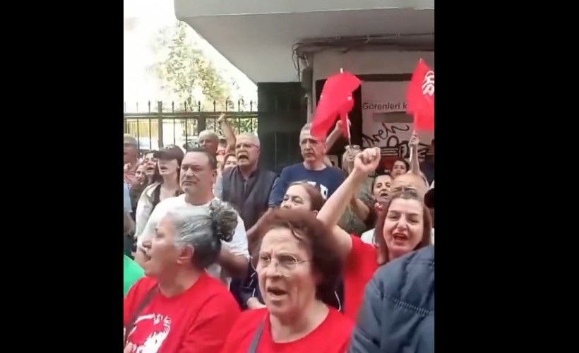 CHP İzmir İl Başkanlığı önünde toplanan kalabalıktan 'Hain Kemal' sloganları yükseldi
