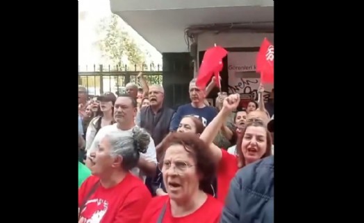 CHP İzmir İl Başkanlığı önünde toplanan kalabalıktan 'Hain Kemal' sloganları yükseldi