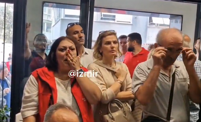 CHP İzmir il binasında duygusal anlar: Gözler Genel Merkez'deydi, gözyaşları sel oldu