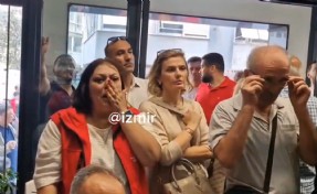CHP İzmir il binasında duygusal anlar: Gözler Genel Merkez'deydi, gözyaşları sel oldu