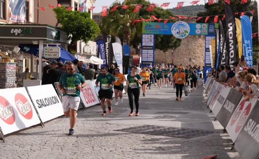 Çeşme Yarı Maratonu 5K gün batımı koşusuyla başladı