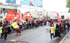 Çiğli’de 1 Mayıs coşkusu: Başkan Yıldız emekçilerle omuz omuza