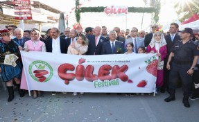 Emiralem Çilek Festivali'ne görkemli açılış