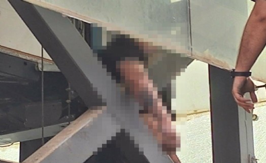 Feci ölüm! Üst geçidin asansöründe sıkışarak can verdi