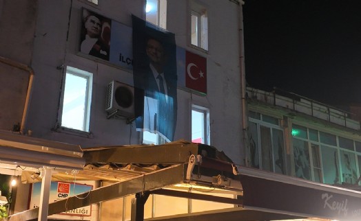 Foça'da CHP binasına Özgür Özel fotoğrafı asıldı