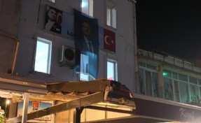 Foça'da CHP binasına Özgür Özel fotoğrafı asıldı