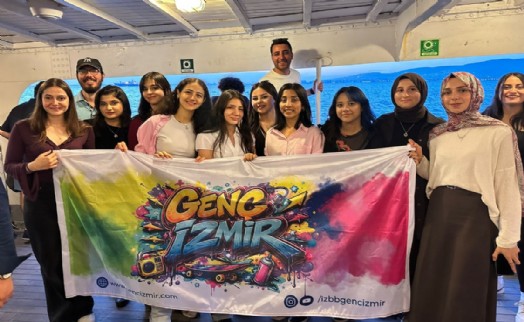 Genç İzmir gönüllüleri, Bergama Vapuru’nda buluştu